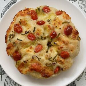 Focaccia de tomatinhos, muçarela e alho poró