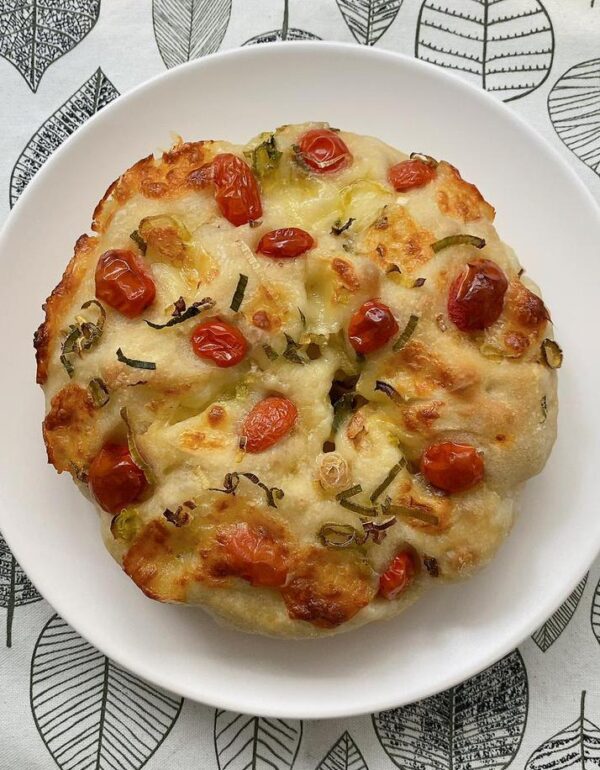 Focaccia de tomatinhos, muçarela e alho poró