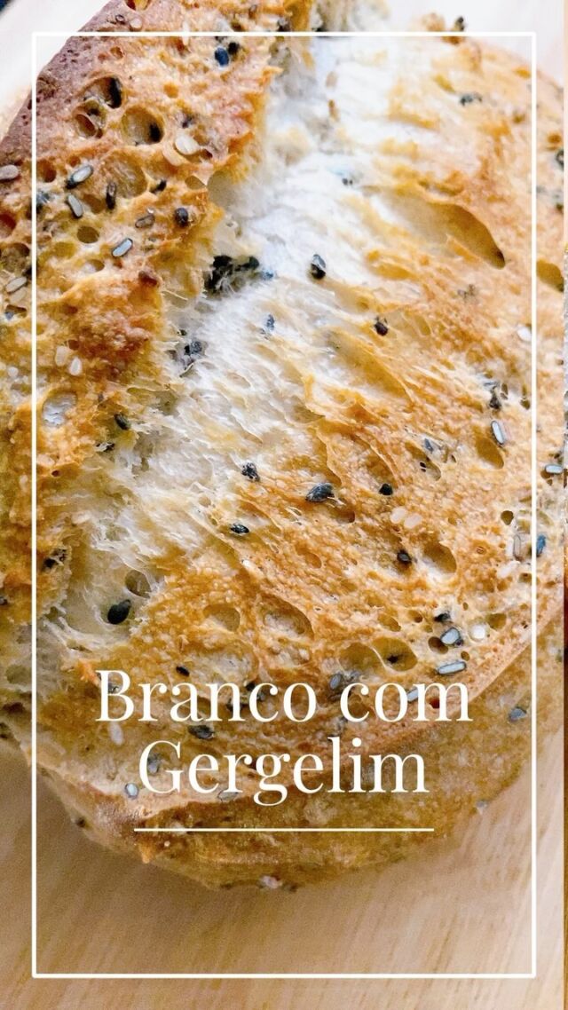 Delicioso pão branco de fermentação natural e longa, com gergelim. Combinação leve e perfeita, cheia de sabor!
#graoepao #grao_e_pao #levain #paodefermentacaonatural #fermentacaonatural #sourdough #sourdoughbread #pao #levain