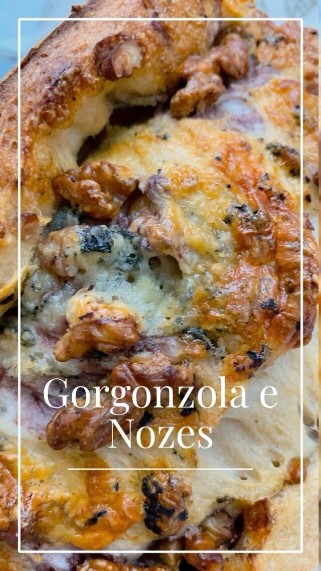 Nosso maravilhoso Gorgonzola com Nozes, fermentação natural e longa!
#graoepao #grao_e_pao #levain #paodefermentacaonatural #fermentacaonatural #sourdough #sourdoughbread #pao #levain #gorgonzola